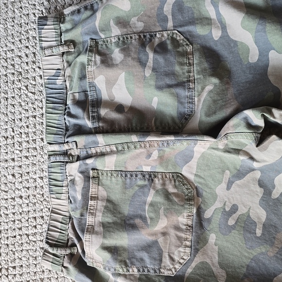 No Boundaries Womens Green Camouflage Cargo Pants - Picture 3 of 5
